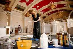 🎨 Другий поверх київського вокзалу перетворився на майстерню художниц - VDALA.PRO