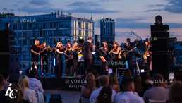 Світові хіти у виконанні оркестру на терасі Gulliver - VDALA.PRO