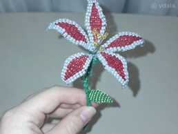 Квітка з бісеру ручної роботи Квітка з бісеру ручної роботи - VDALA.PRO