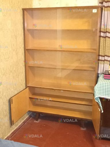 Шафа з чотирма полками, скляними дверцятами та нижнім відділенням. Шафа з чотирма полками, скляними дверцятами та нижнім відділенням. - VDALA.PRO