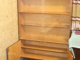 Шафа з чотирма полками, скляними дверцятами та нижнім відділенням. - VDALA.PRO