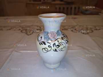 Мініатюрна приваблива вазочка з квітковим орнаментом. - VDALA.PRO