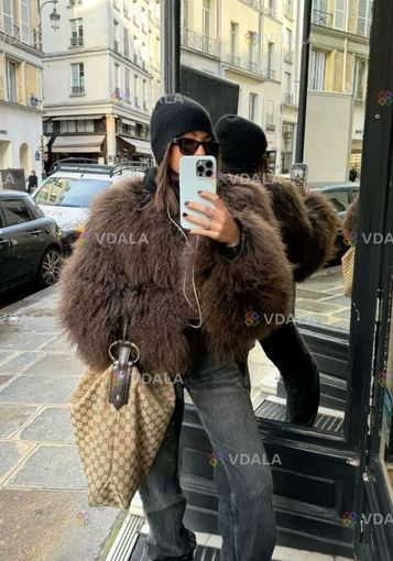 Шуба з натуральної лами коричневого кольору - VDALA.PRO