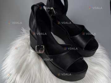 Босоніжки чорні шкіряні на танкетці розмір 40 - VDALA.PRO