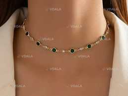 Коротке кольє з зеленим цирконієм в стилі ретро Коротке кольє з зеленим цирконієм в стилі ретро - VDALA.PRO