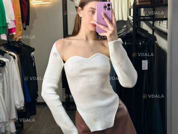 Трендовая кофта с вырезом, белая - VDALA.PRO