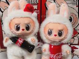 Іграшка - сюрприз ЛАБУБУ. Колекція білих пухнастих іграшок Кока-кола - VDALA.PRO